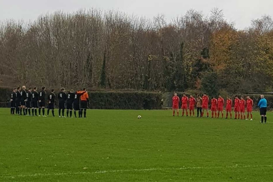 Auch vor dem Spiel der Liffey Wanderers wurde eine Schweigeminute für den "Toten" eingelegt.