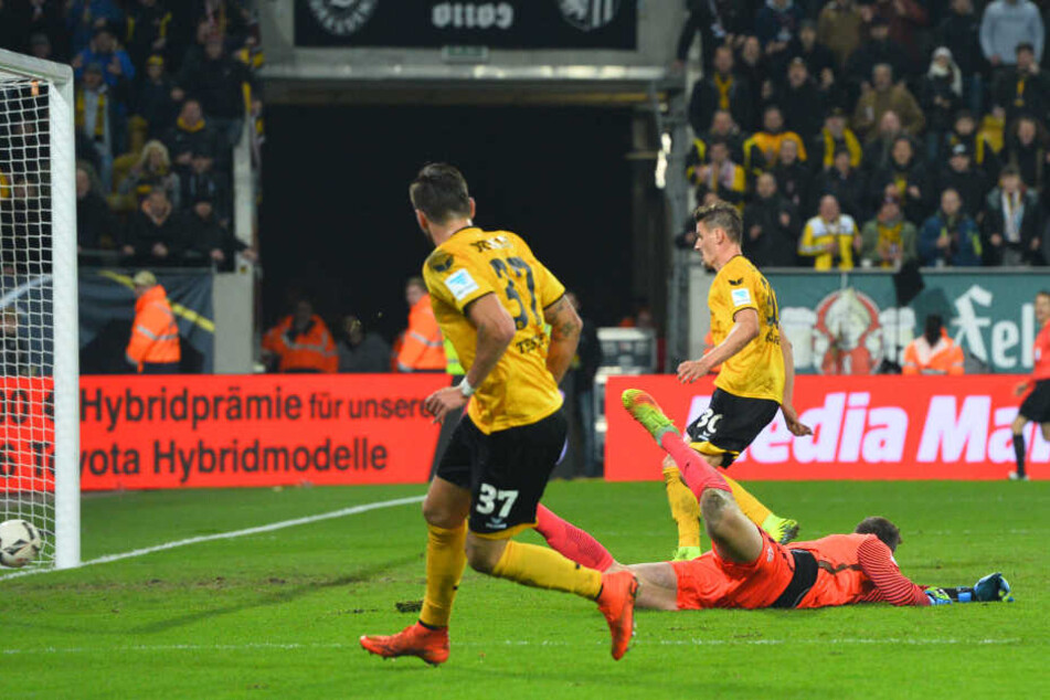Hier macht Kutschke das 3:2 für Dynamo und damit seinen Hattrick perfekt.