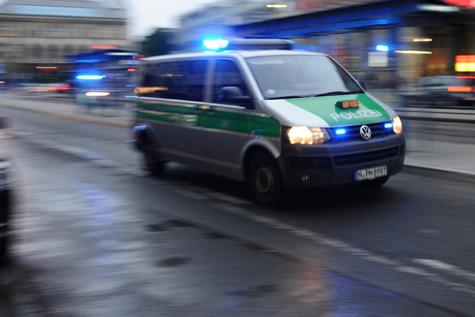 Nahe Cloppenburg verfolgte ein Autofahrer einen Polizeiwagen im Einsatz. (Symbolbild)