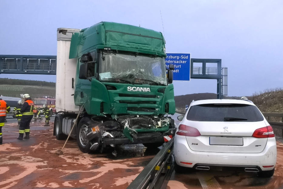 Zwei Menschen wurden bei dem Unfall schwer verletzt.