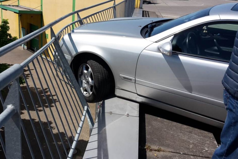 Der Vorderreifen des Wagens schwebte schon in der Luft.