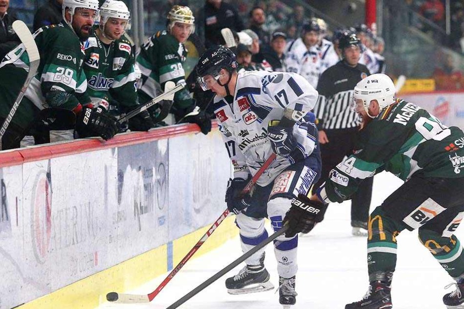 Tadas Kumeliauskas (l.) kämpft mit Tyler McNeely um die Scheibe. Als der Dresdner später beim Stand von 4:2 für die Eislöwen seinen Gegenspieler checkte und in die Kühlbox musste, wurde es noch einmal eng für die Gäste.