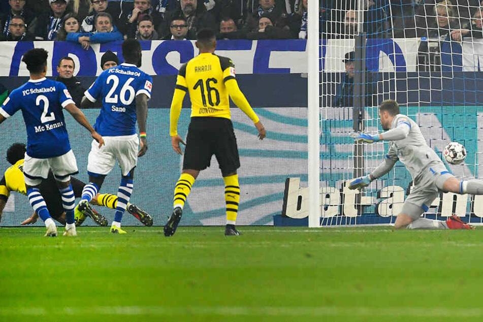 Thomas Delaney (l., am Boden liegend) trifft mit seinem ersten Tor für den BVB zum 1:0 für die Gäste.