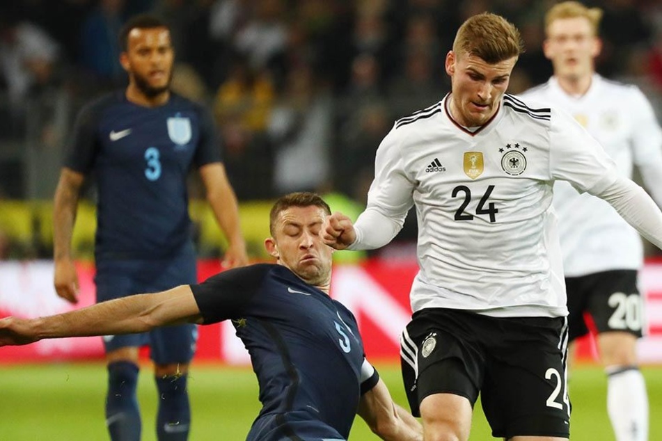 Timo Werner konnte in seinem ersten A-Länderspiel (hier gegen Gary Cahill) keine großen Akzente setzen. Der Abend gehörte aber sowieso Lukas Podolski.