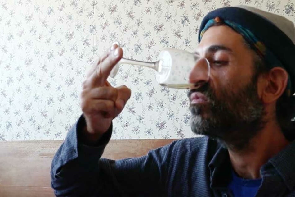 Der Yoga-Meister bei seiner Urin-Therapie.