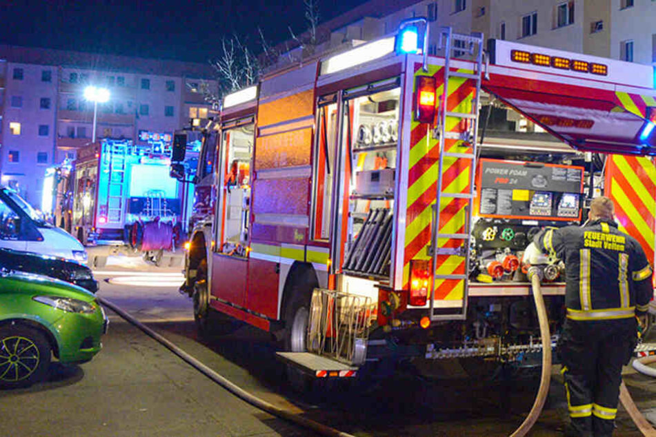 Die Feuerwehr war mit mehreren Löschfahrzeugen und Männern am Einsatzort. (Symbolbild)