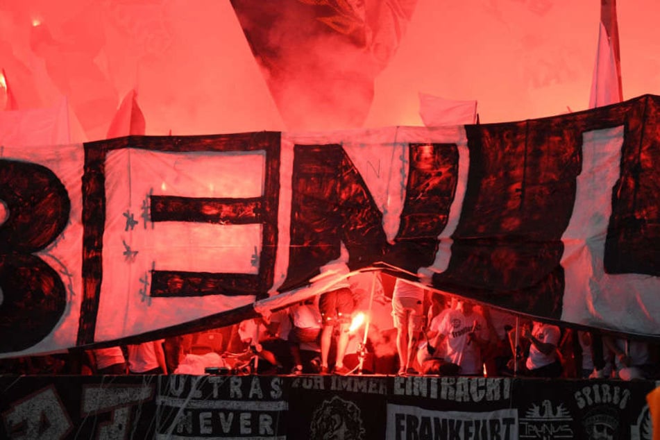 Anhänger von Eintracht Frankfurt zündeln im Berliner Olympiastadion.