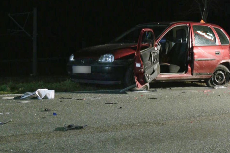 Eine 65-Jährige stieg offenbar wegen einer Panne aus ihrem Opel Corsa. Sie und ein 42-jähriger Helfer wurden erfasst, die Frau starb, der Mann wurde schwer verletzt.