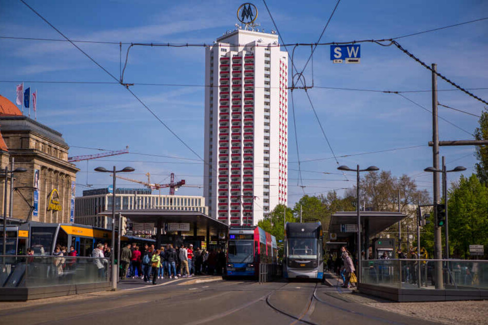 Kurz vor dem Wintergartenhochhaus haben die Polizisten den gewalttätigen Mann aus der Tram gefischt.