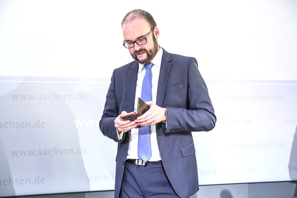 Kultusminister Christian Piwarz (43, CDU) will kein striktes Handyverbot an Sachsens Schulen.