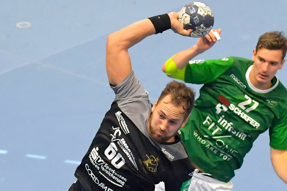 Marc Pechstein steigt hoch und zieht hier im Heimspiel gegen Dessau ab. Am Freitag gilt es für Pechstein & Co. in Aue, am Sonntag empfängt der HCE die Rhein Vikings in der BallsportARENA.
