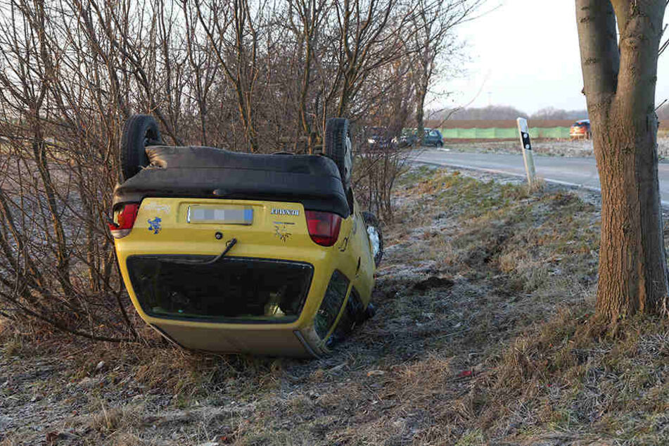 Der Renault landete im Straßengraben auf dem Dach.