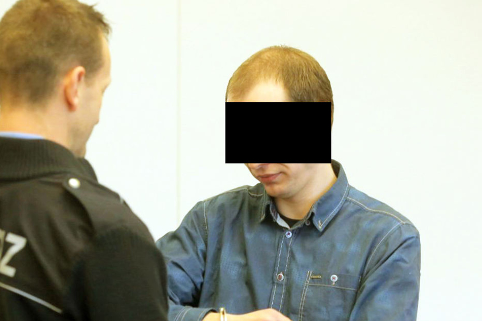 Der Angeklagte (31) am Dienstag in Handschellen am Dresdner Landgericht.