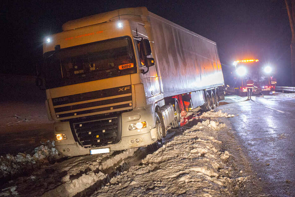 Der Lkw war von der B95 in den Tiefschnee gerutscht.