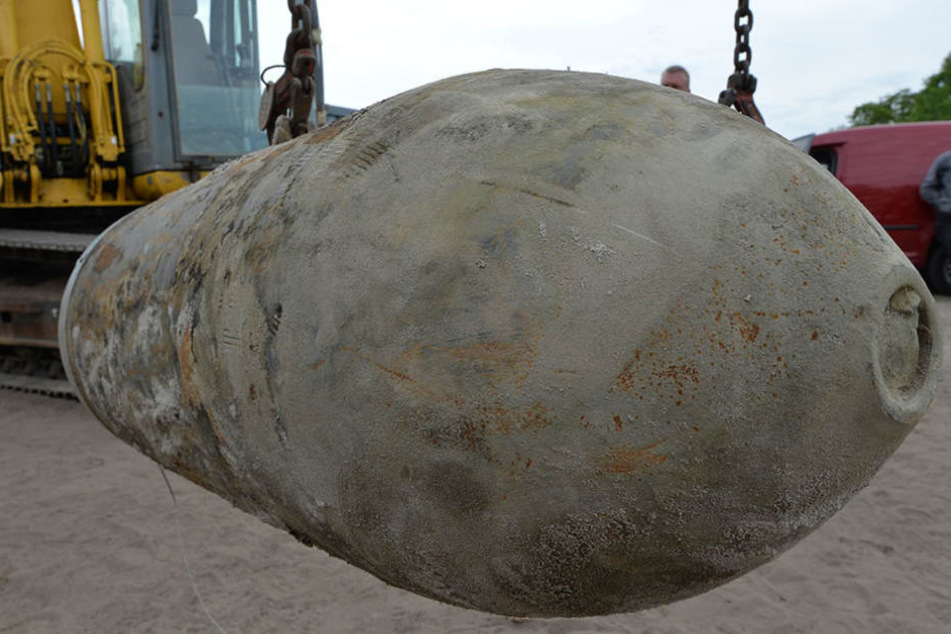 Eine 100 Kilo schwere russische Weltkriegsbombe soll noch am Dienstagabend entschärft werden. (Symbolbild)