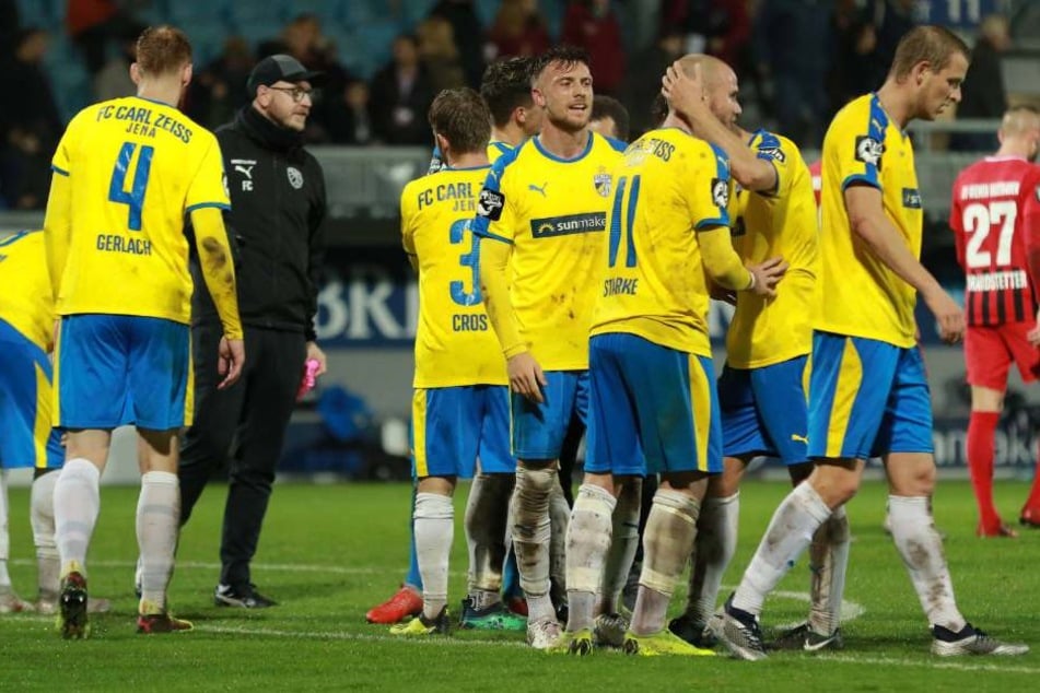 Pure Erleichterung bei den Spielern des FC Carl Zeiss Jena nach dem Spiel.