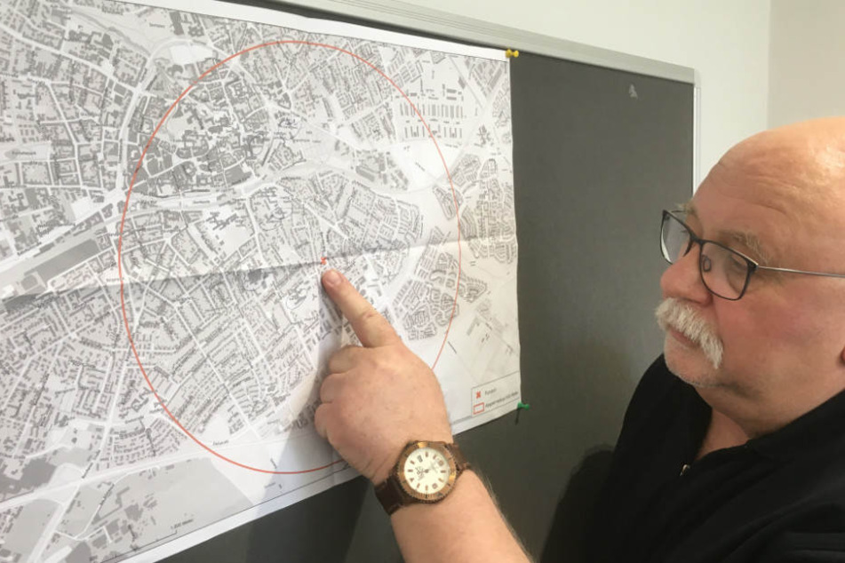 Udo Olschewski erläutert den Fundort der Großladungsbombe.