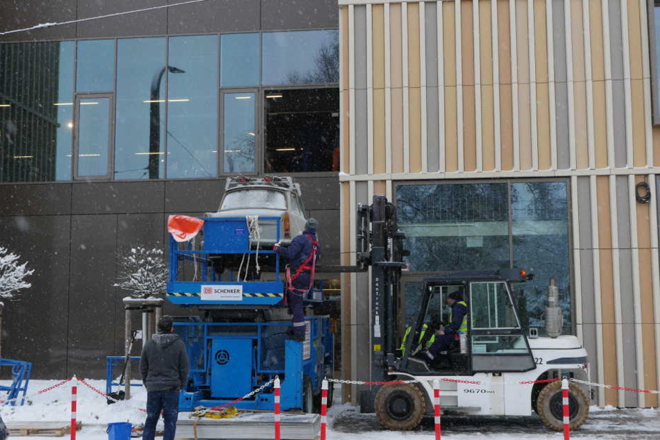 Mit einem Gabelstapler wurden Trabis und Co. auf eine Hebebühne gehievt.