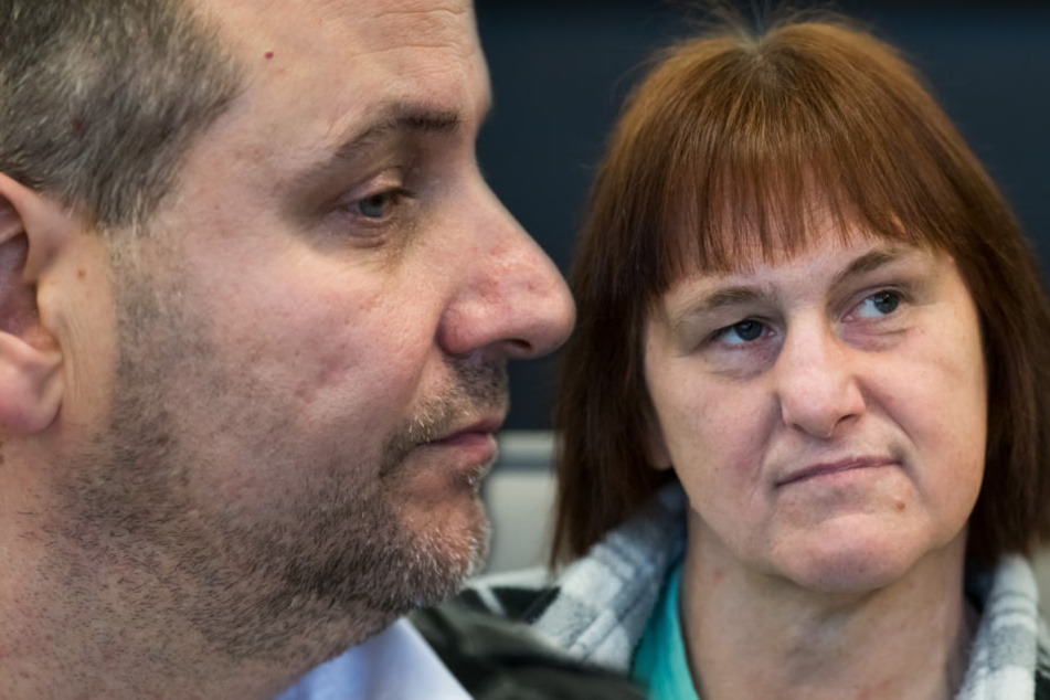 Wilfried (links) und Angelika W. sollen mehrere Frauen auf ihrem Gehöft in Höxter-Bosseborn gefoltert haben.