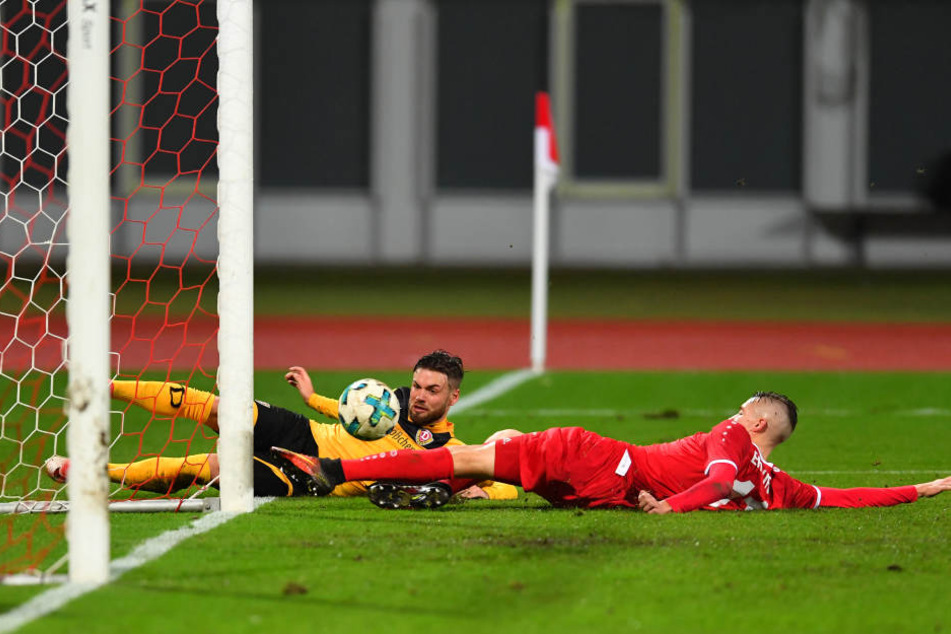 Dieses Ding wollte einfach nicht rein! Niklas Kreuzer (l.) rutscht am Pfosten vorbei,
trifft den Ball noch, aber der trudelt an der Torlinie entlang...