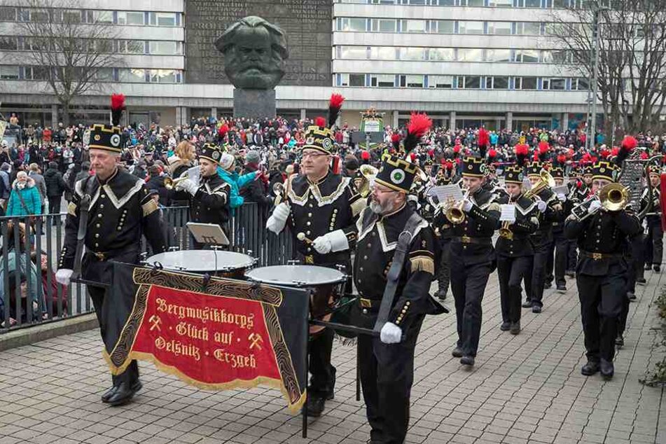 1086 Musiker, Uniformträger und Sänger marschierten bei der Bergparade durch Chemnitz.