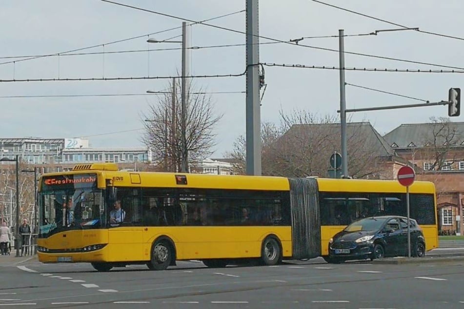 Ungewohntes Bild: Ein Bus der Dresdner Verkehrsbetriebe (DVB) fährt über den Johannisplatz zum Augustusplatz. Vier solcher Fahrzeuge sind derzeit im Leipziger Osten unterwegs.