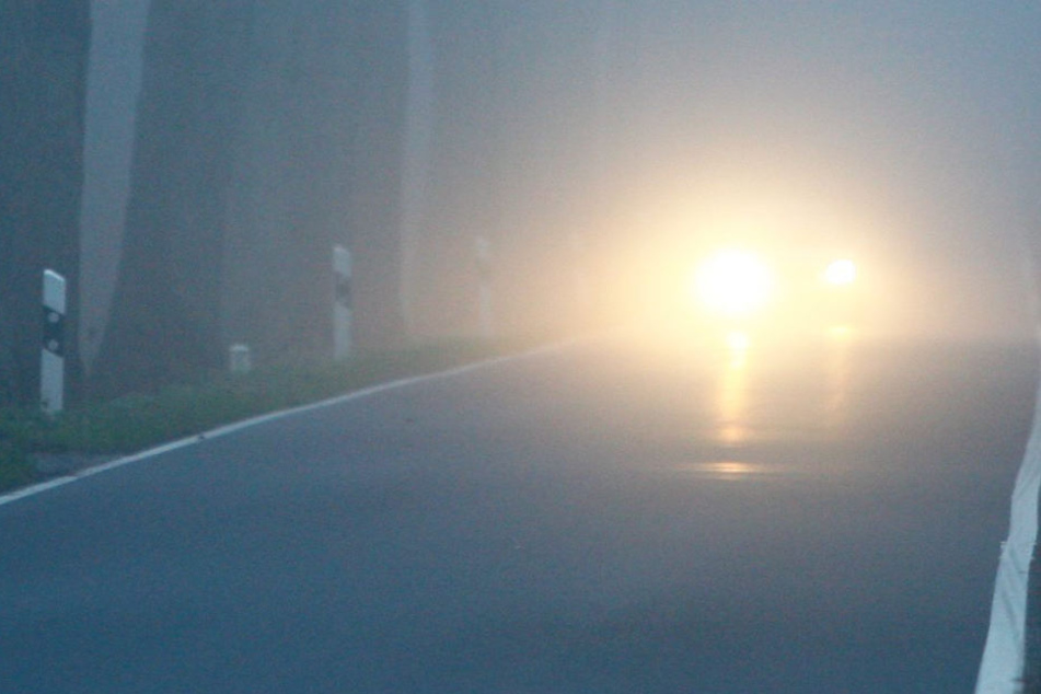 Im Nebel hatte der Fahrer den Mann zu spät gesehen. (Symbolbild)