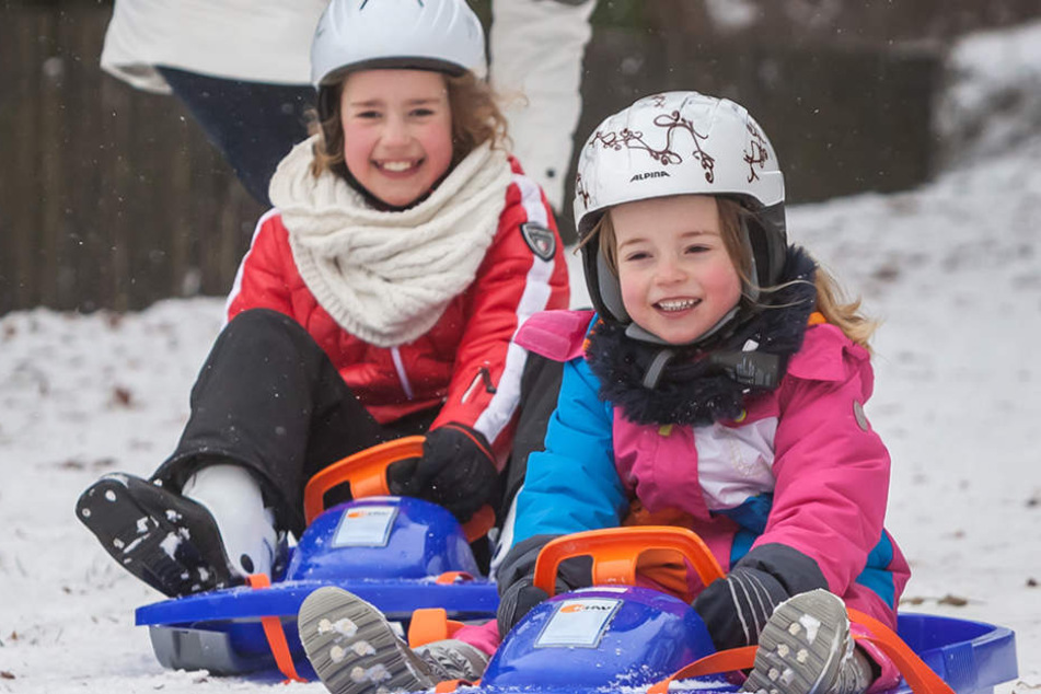 Endlich Schnee! Florentine (5, r.) und Carla (9) können in Augustusburg rodeln.