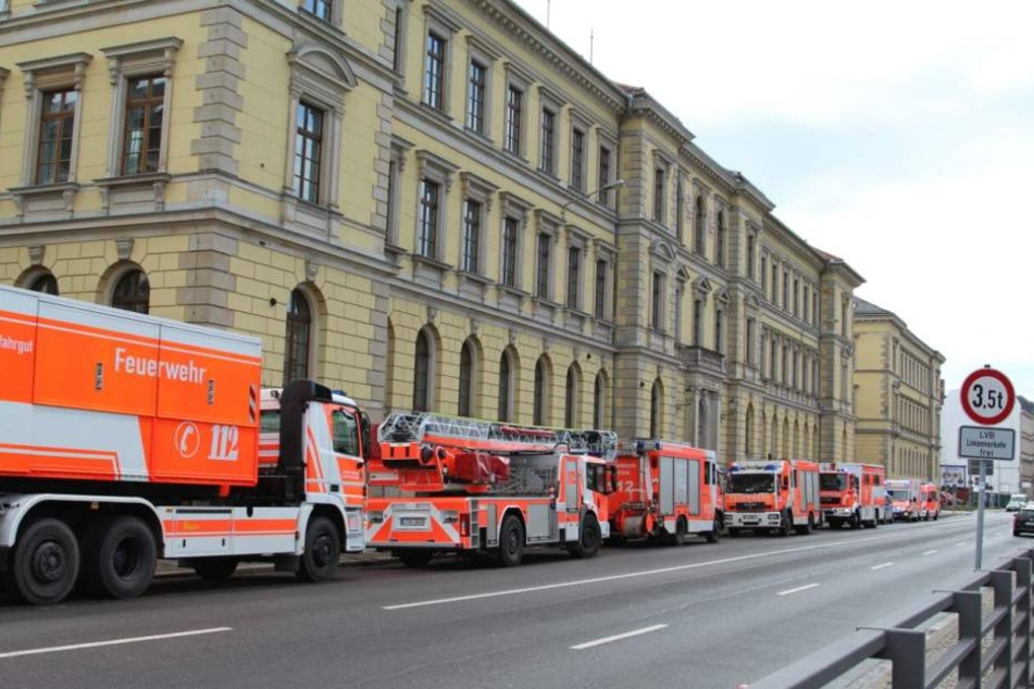 Die Feuerwehr rückte mit einem Großaufgebot ans Leipziger Landgericht aus.