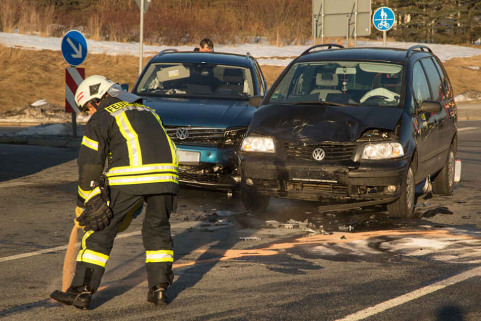 Die Feuerwehr musste austretende Betriebsstoff binden.