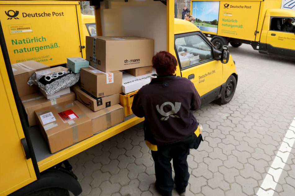 Eine Postbotin bei der Arbeit.