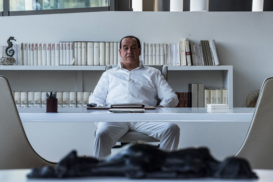 Silvio Berlusconi (Toni Servillo) ist auf der Suche nach einer Beschäftigung.