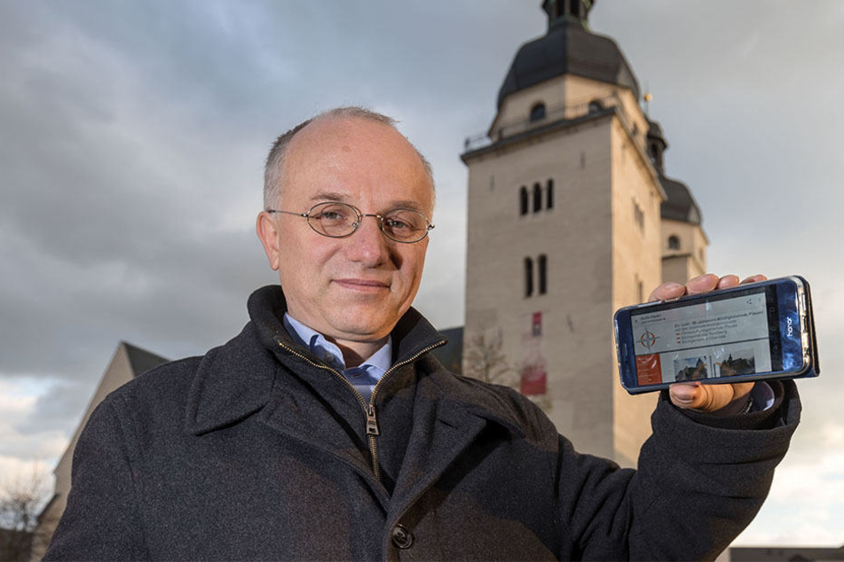 Die Kirche ist online - und bringt Menschen ins Internet: Pfarrer Hans-Jörg Rummel (52) vor der St.-Johannis-Kirche.