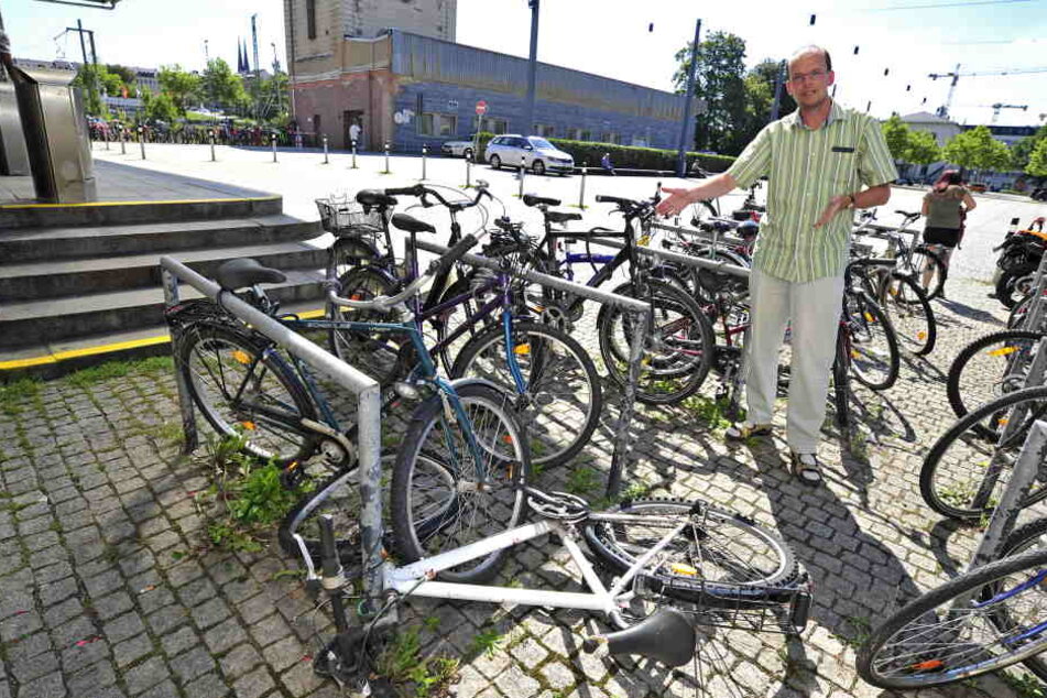 Ralf Sonntag vom ADFC zeigt beschädigte Räder vor dem Hauptbahnhof.