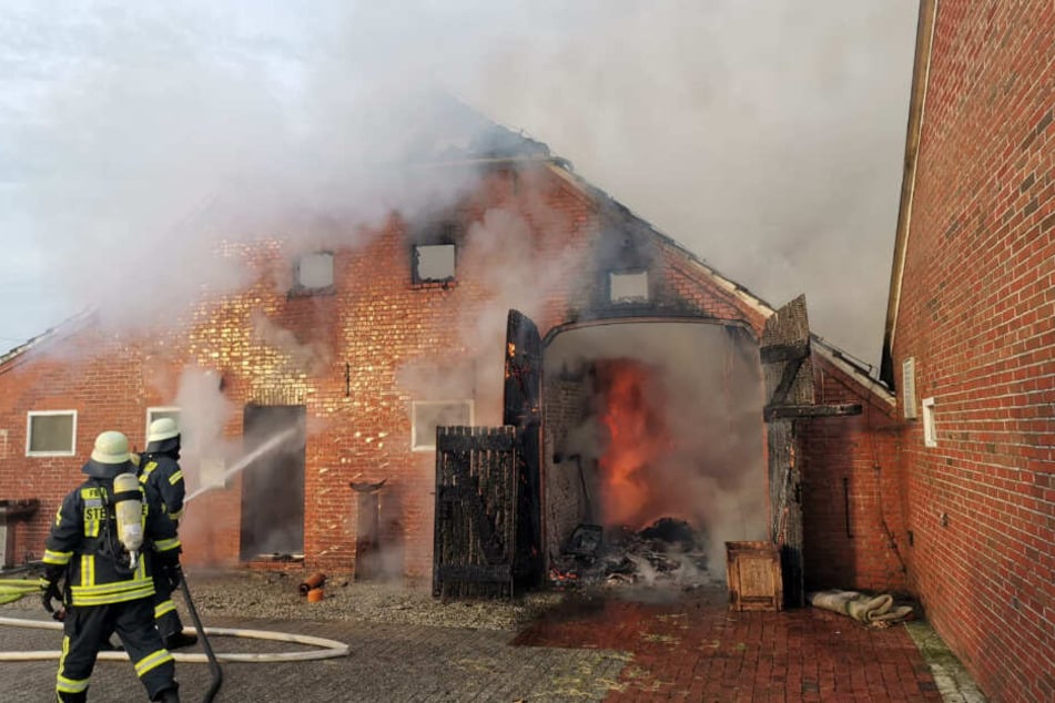 Die Flammen schießen aus dem Gebäude.