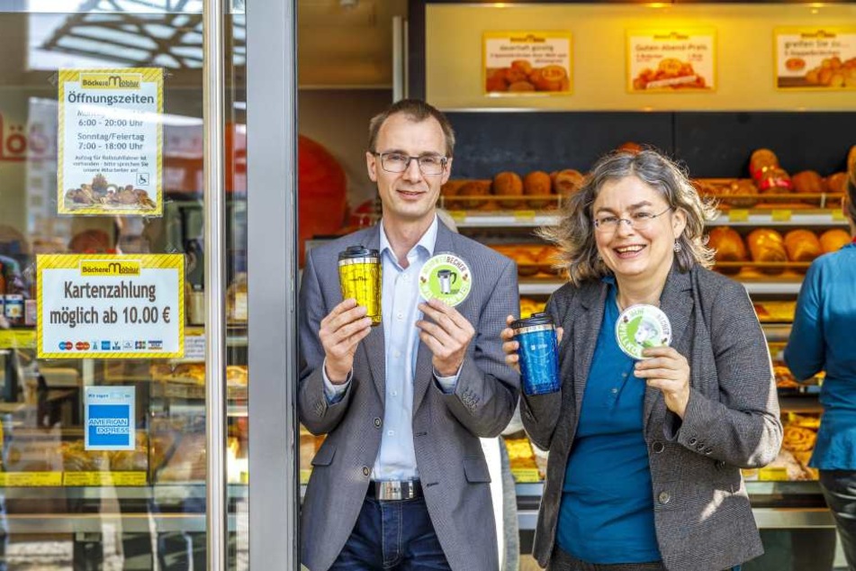 Umweltbürgermeisterin Eva Jähnigen (51, Grüne) und Mathias Möbius (52), Chef der Möbius-Bäckerei, zeigen die neuen Aufkleber.
