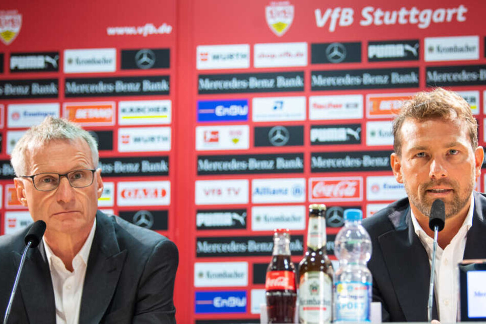 Sportvorstand Michael Reschke (l.) stellt auf der Pressekonferenz seinen neuen Chef-Coach Markus Weinzierl (r.) vor.