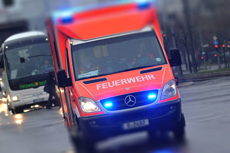 Der Fußgänger wurde von den Rettungskräften noch ins Krankenhaus gebracht, doch dort starb er dann. (Symbolbild)