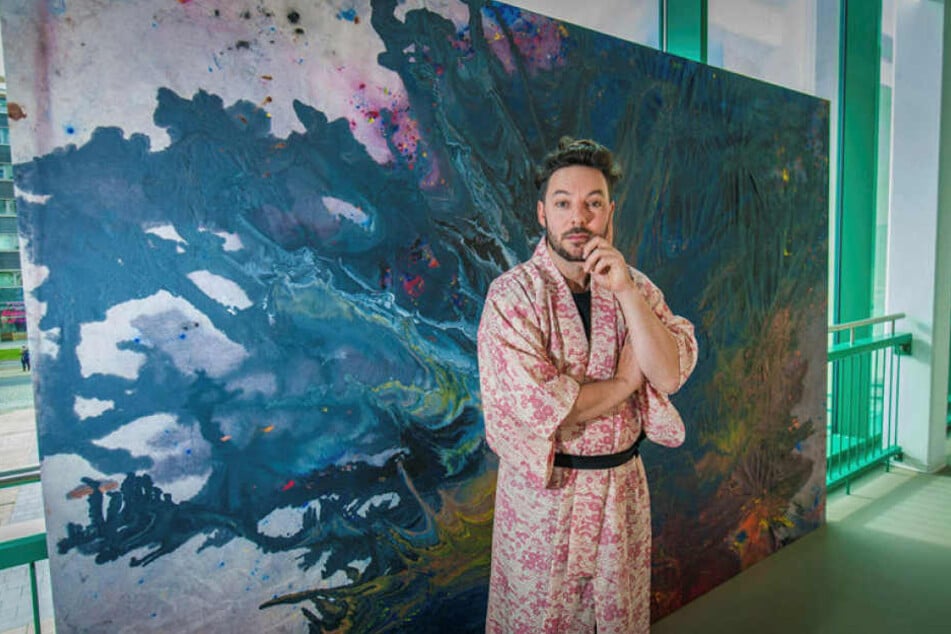Der Australier Shannon Murphy (39) malt unter Wasser. Sechs seiner Kunstwerke sind derzeit im Tietz zu sehen.