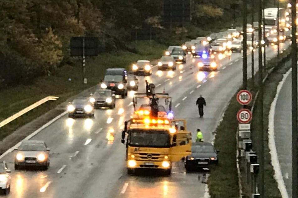 Der Wagen blieb mitten auf dem Grünstreifen liegen.