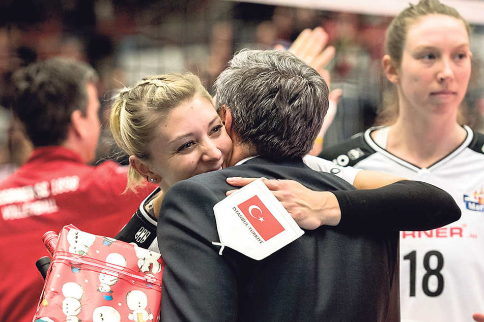 Rührende
Szene! Vorstands-Chef Jörg Dittrich umarmte Gina Mancuso zum Abschied.