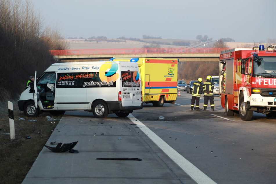 Vier Menschen wurden bei dem Unfall insgesamt verletzt.