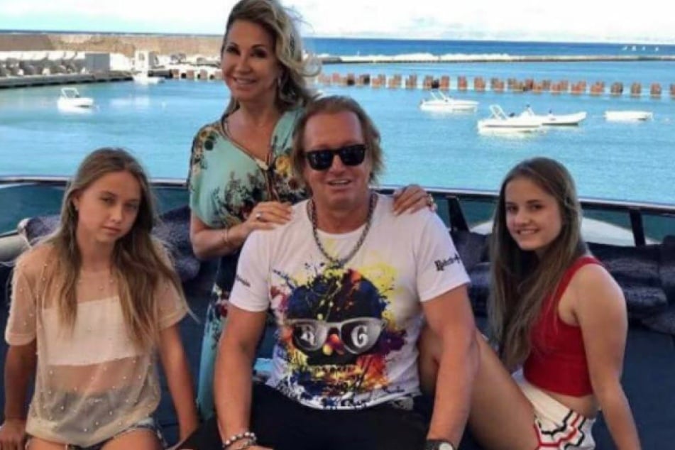 Carmen Geiss und ihre Familie. Doch die TV-Millionärin hat ein kleines Problem im Mund.