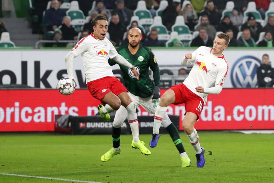 In einer munteren ersten Halbzeit konnten weder Gastgeber Wolfsburg noch die Leipziger in Führung gehen. Im Bild Yussuf Poulsen, John Anthony Brooks und Lukas Klostermann (v.l.n.r.)