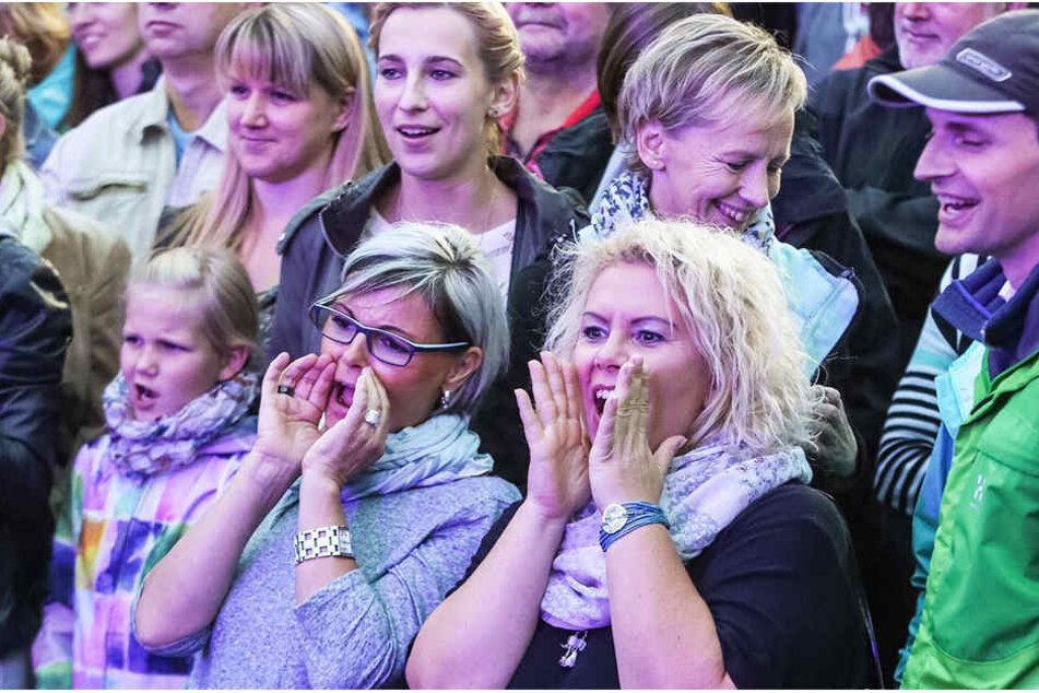 Der Konzertbeginn verzögerte sich - doch davon ließen sich die Fans nicht die Stimmung versauen.