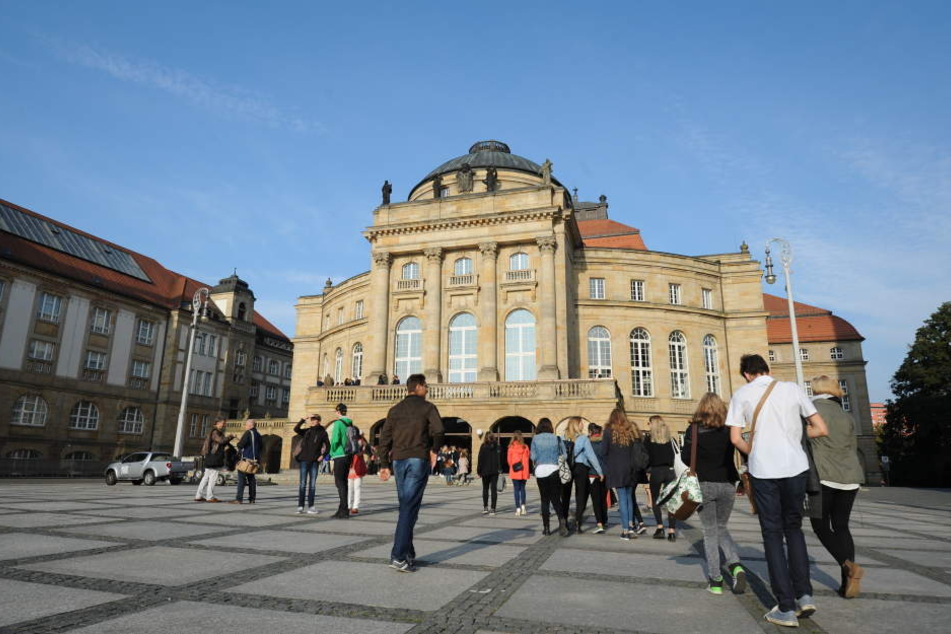 Die Besucher auf dem Weg ins Opernhaus zur Eröffnung des Filmfestivals.