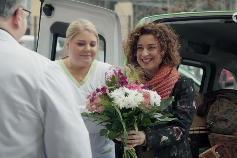 Ein Blumenstrauß von der Klinikleitung zum Abschied.