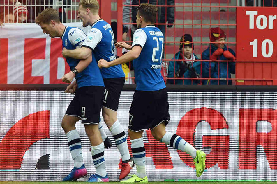 Zwischenzeitlich durften der Torschütze Fabian Klos (li.) und seine Kollegen das 1:1-Unentschieden feiern.
