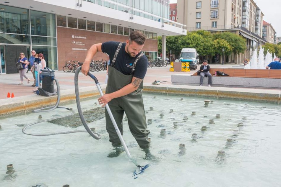 In den Brunnen vor dem Kulturpalast finden die Brunnenreiniger regelmäßig
Münzen. Doch die werden nicht eingesammelt.