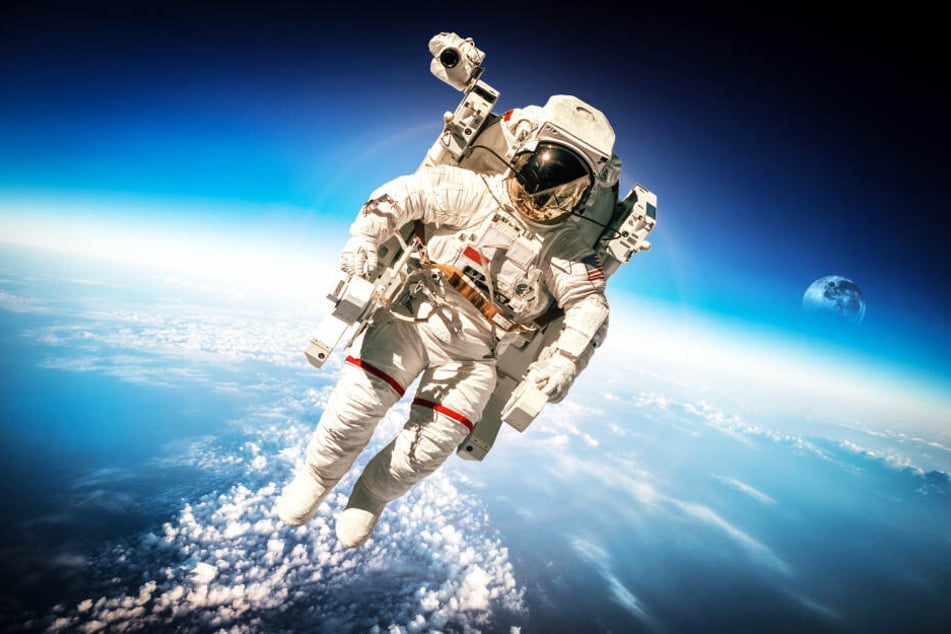 Ein Astronaut schwebt durch das Weltall (Symbolbild).